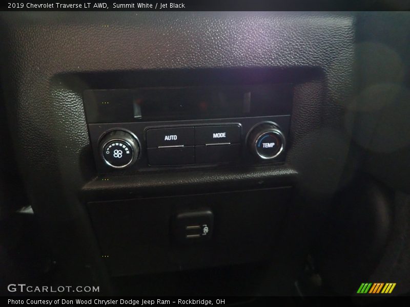 Summit White / Jet Black 2019 Chevrolet Traverse LT AWD
