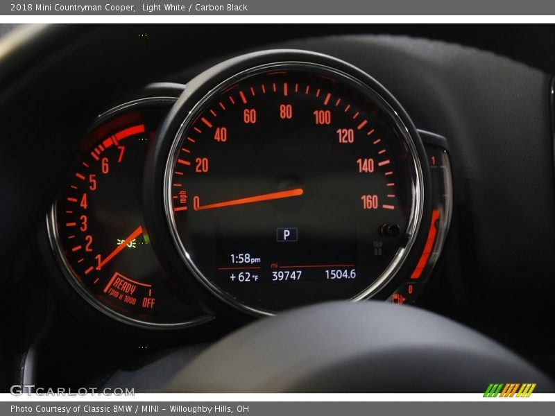 Light White / Carbon Black 2018 Mini Countryman Cooper