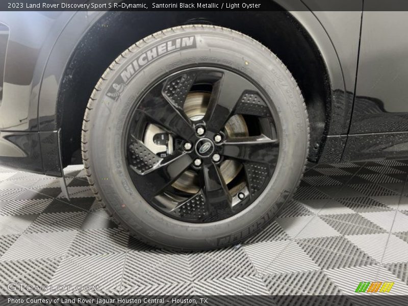 Santorini Black Metallic / Light Oyster 2023 Land Rover Discovery Sport S R-Dynamic