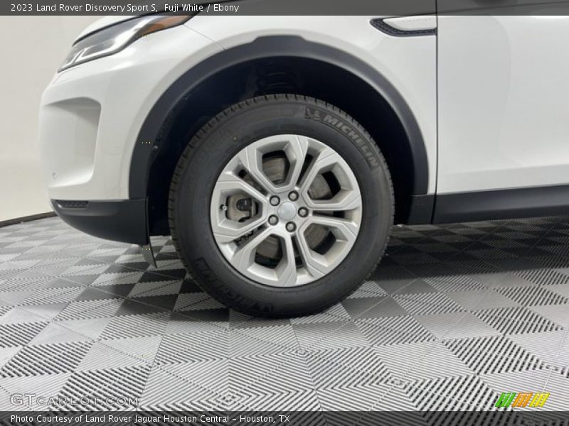 Fuji White / Ebony 2023 Land Rover Discovery Sport S