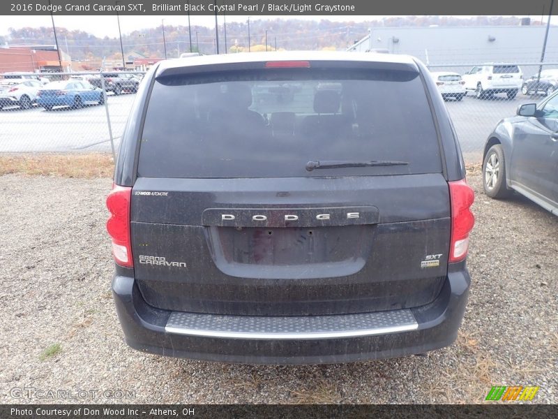 Brilliant Black Crystal Pearl / Black/Light Graystone 2016 Dodge Grand Caravan SXT