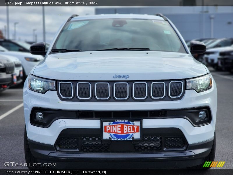 Bright White / Black 2022 Jeep Compass Latitude 4x4