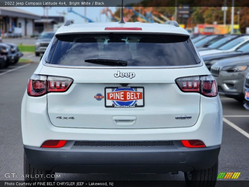 Bright White / Black 2022 Jeep Compass Latitude 4x4