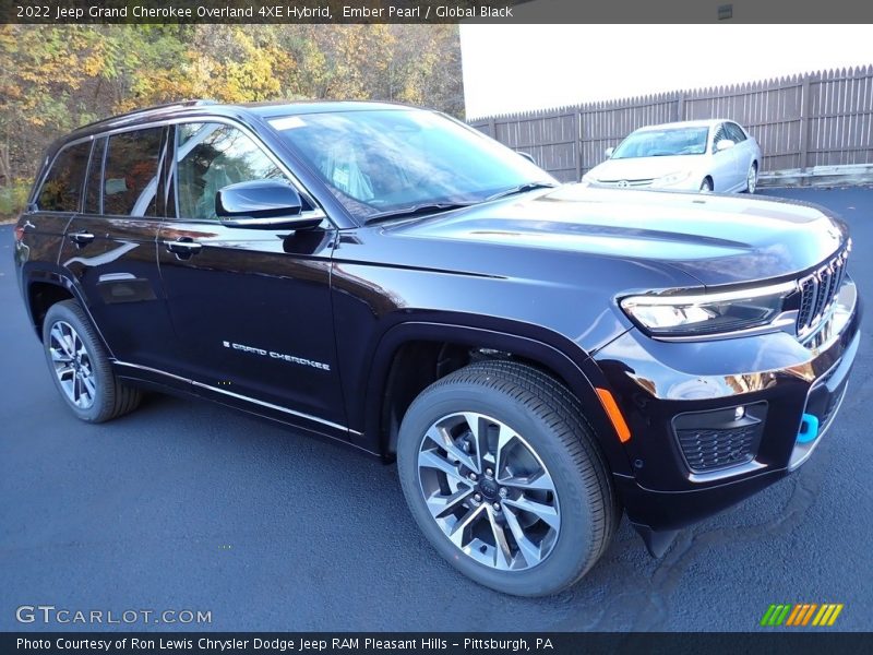 Front 3/4 View of 2022 Grand Cherokee Overland 4XE Hybrid