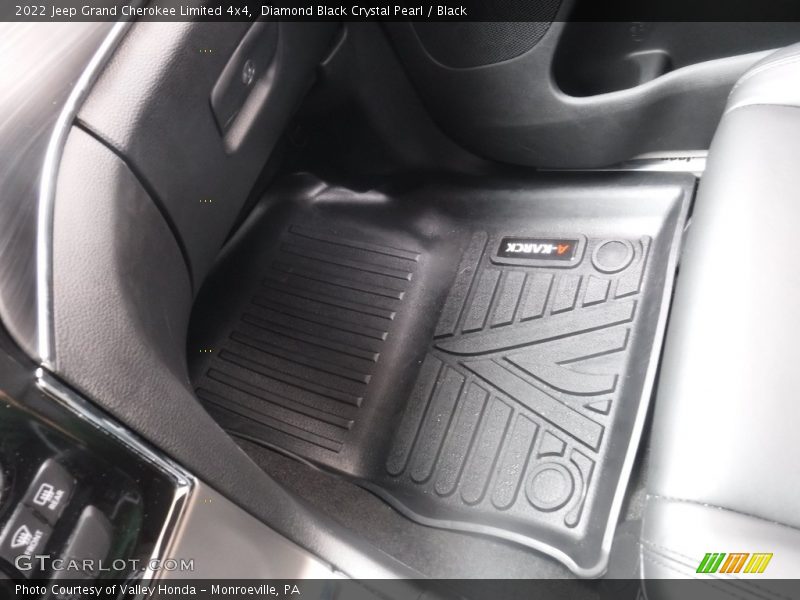 Diamond Black Crystal Pearl / Black 2022 Jeep Grand Cherokee Limited 4x4