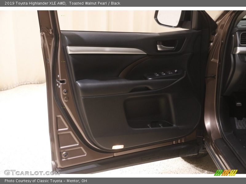 Toasted Walnut Pearl / Black 2019 Toyota Highlander XLE AWD