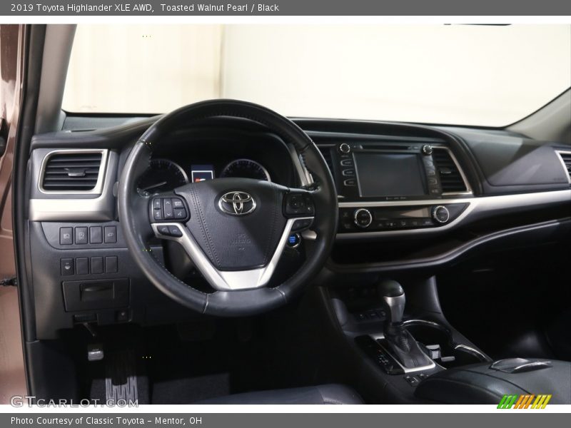 Toasted Walnut Pearl / Black 2019 Toyota Highlander XLE AWD