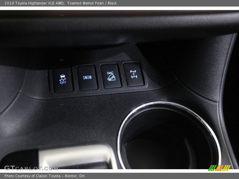 Toasted Walnut Pearl / Black 2019 Toyota Highlander XLE AWD