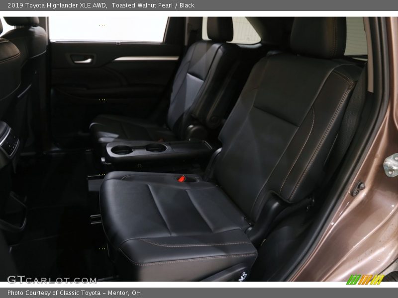 Toasted Walnut Pearl / Black 2019 Toyota Highlander XLE AWD