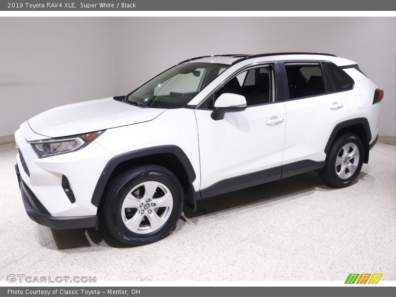 Super White / Black 2019 Toyota RAV4 XLE