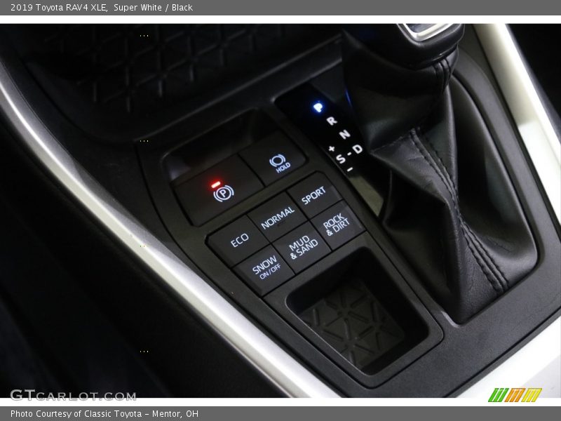 Super White / Black 2019 Toyota RAV4 XLE