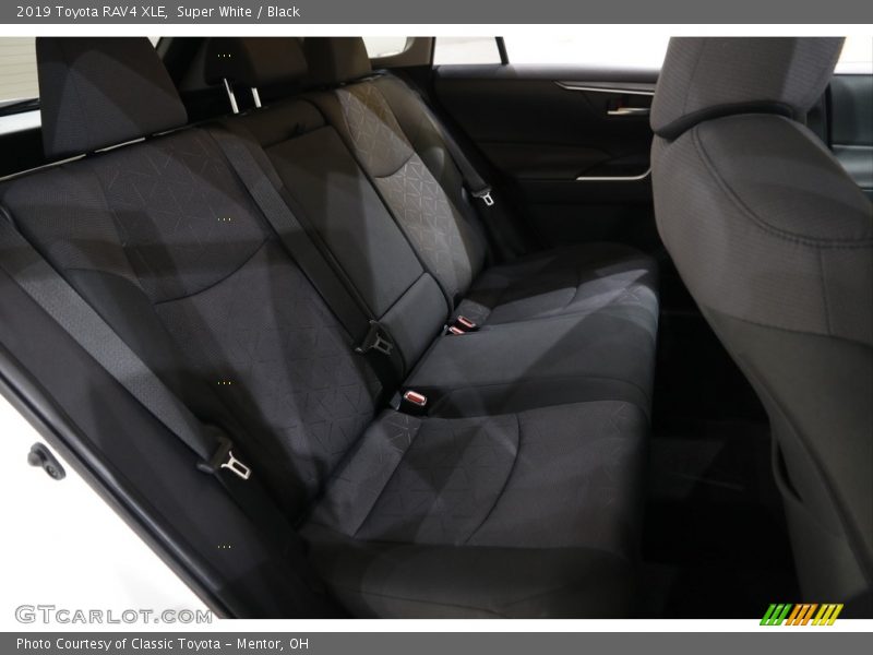 Super White / Black 2019 Toyota RAV4 XLE