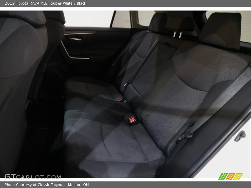 Super White / Black 2019 Toyota RAV4 XLE