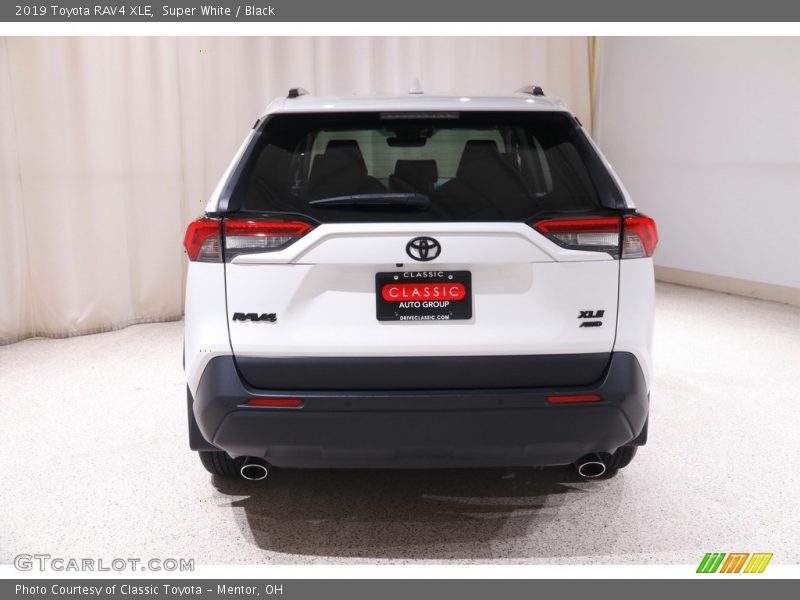 Super White / Black 2019 Toyota RAV4 XLE