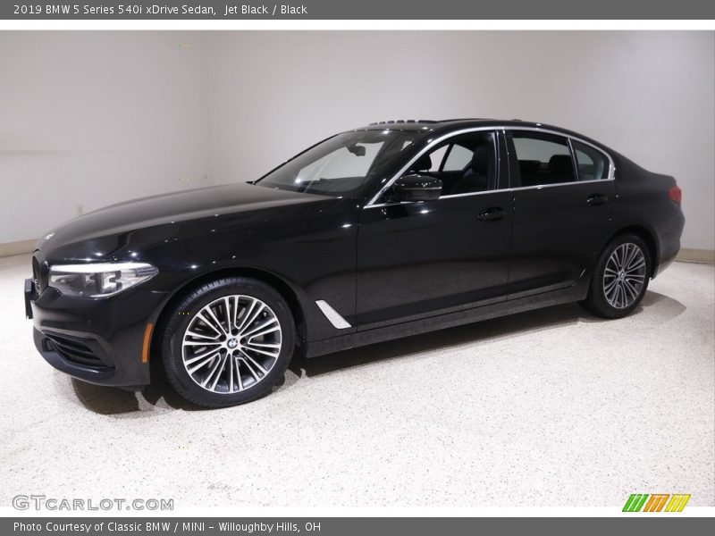 Front 3/4 View of 2019 5 Series 540i xDrive Sedan