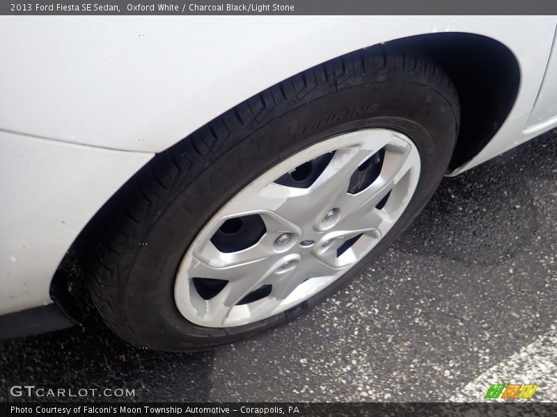 Oxford White / Charcoal Black/Light Stone 2013 Ford Fiesta SE Sedan
