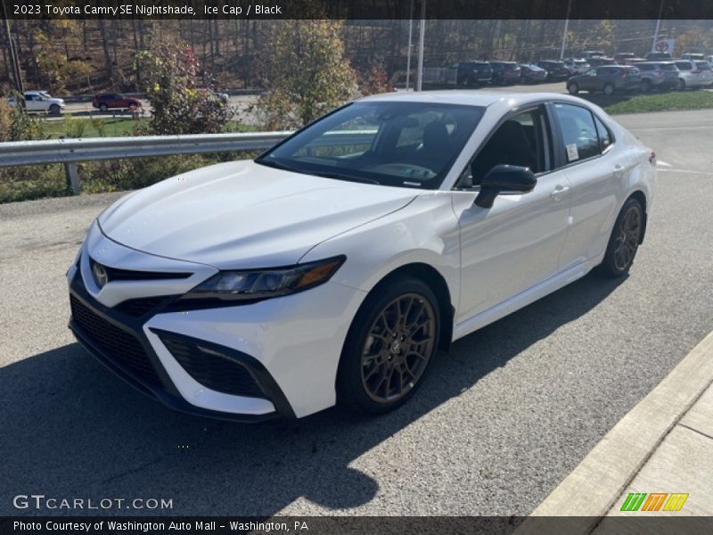 Ice Cap / Black 2023 Toyota Camry SE Nightshade