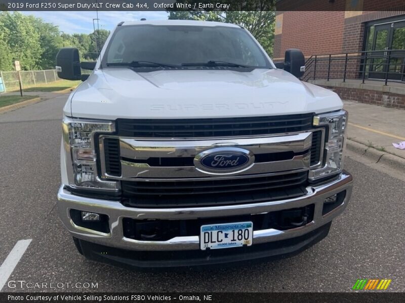 Oxford White / Earth Gray 2019 Ford F250 Super Duty XLT Crew Cab 4x4