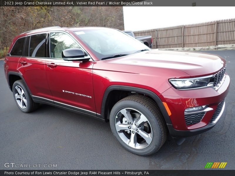 Front 3/4 View of 2023 Grand Cherokee Limited 4x4