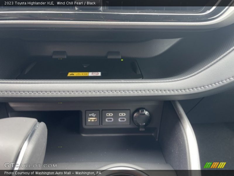 Wind Chill Pearl / Black 2023 Toyota Highlander XLE
