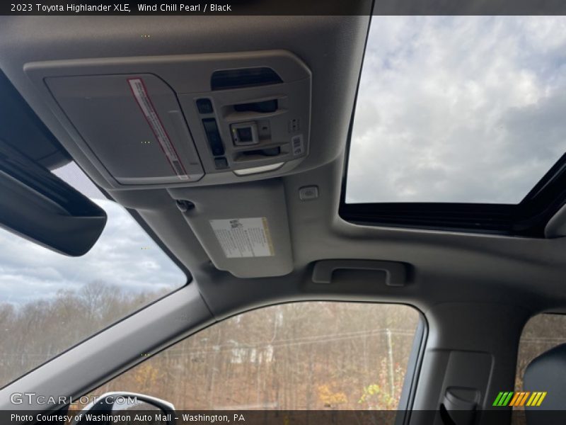 Wind Chill Pearl / Black 2023 Toyota Highlander XLE