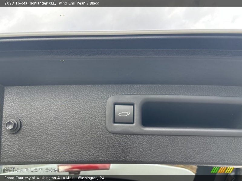 Wind Chill Pearl / Black 2023 Toyota Highlander XLE