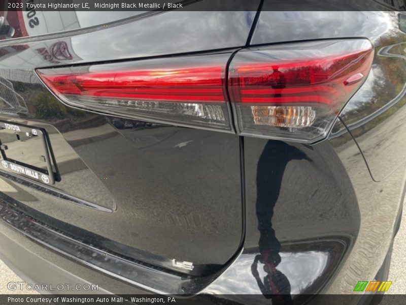 Midnight Black Metallic / Black 2023 Toyota Highlander LE