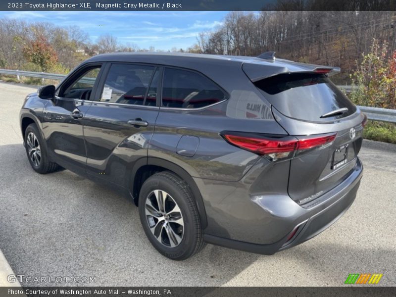 Magnetic Gray Metallic / Black 2023 Toyota Highlander XLE