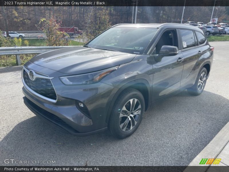 Front 3/4 View of 2023 Highlander XLE
