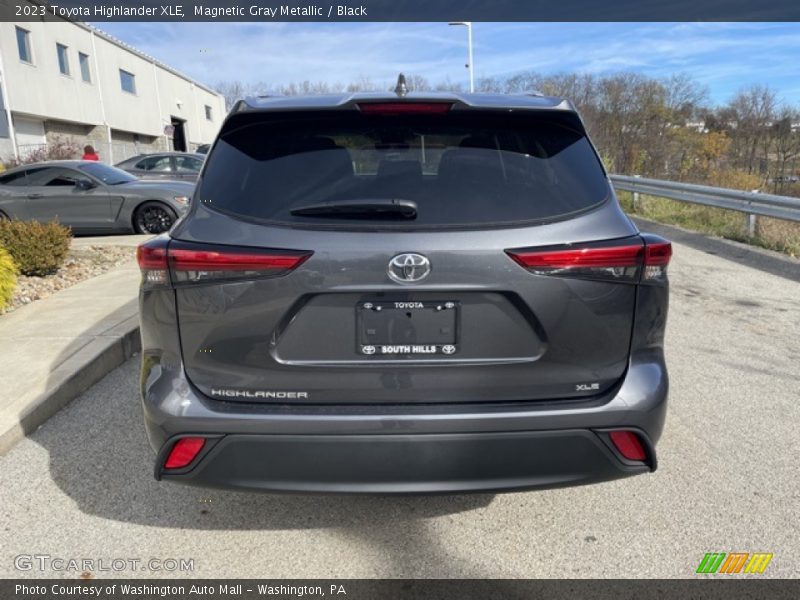 Magnetic Gray Metallic / Black 2023 Toyota Highlander XLE