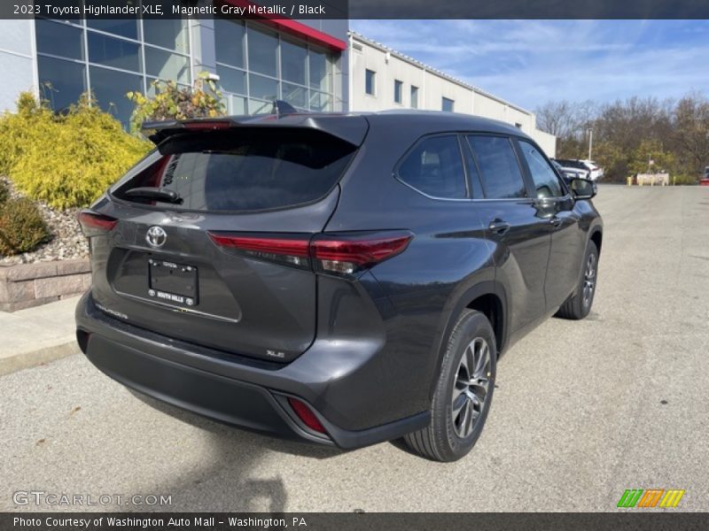 Magnetic Gray Metallic / Black 2023 Toyota Highlander XLE