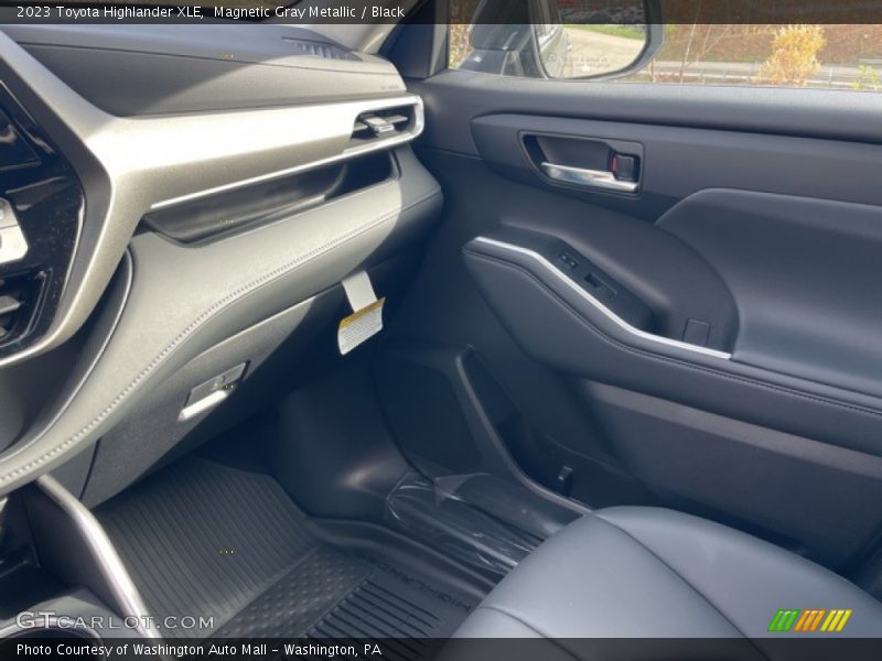 Magnetic Gray Metallic / Black 2023 Toyota Highlander XLE