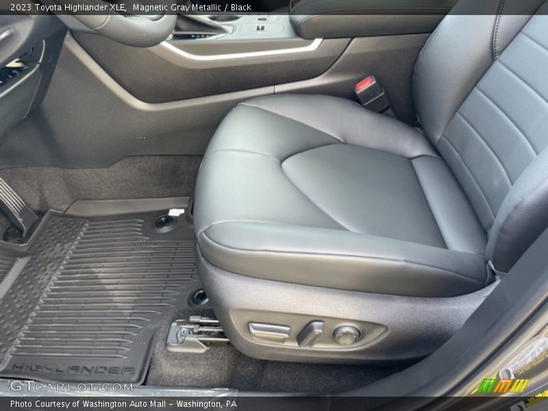 Magnetic Gray Metallic / Black 2023 Toyota Highlander XLE