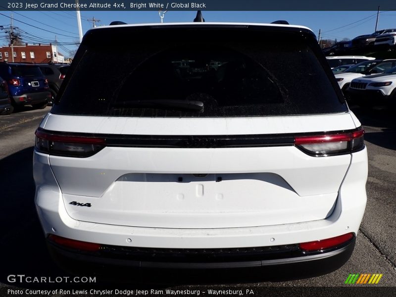 Bright White / Global Black 2023 Jeep Grand Cherokee Altitude 4x4