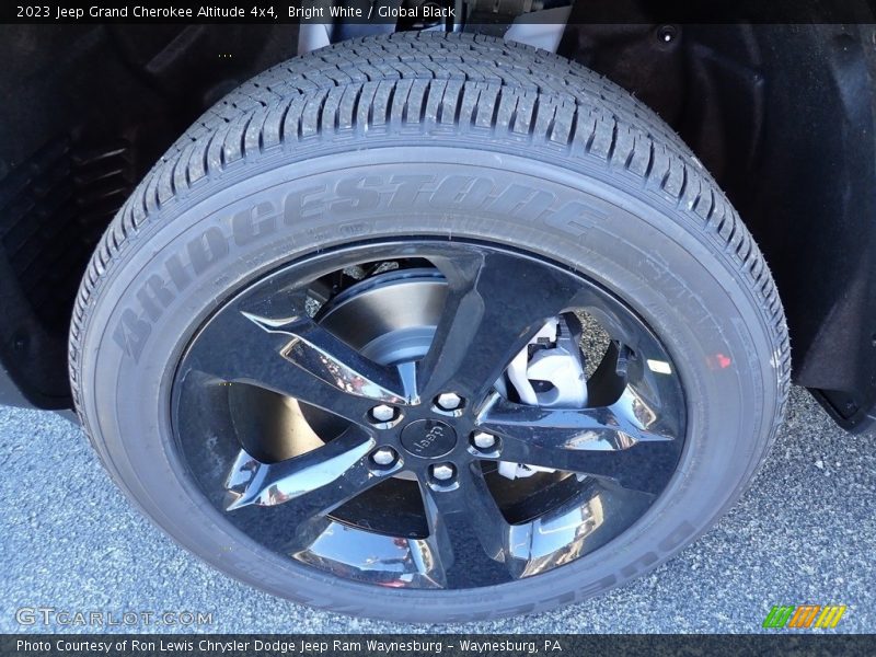 Bright White / Global Black 2023 Jeep Grand Cherokee Altitude 4x4