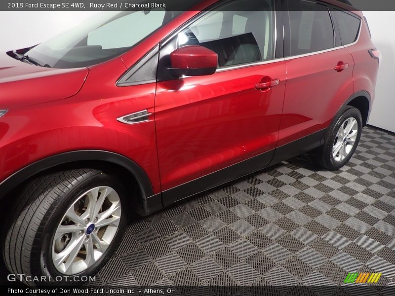 Ruby Red / Charcoal Black 2018 Ford Escape SE 4WD
