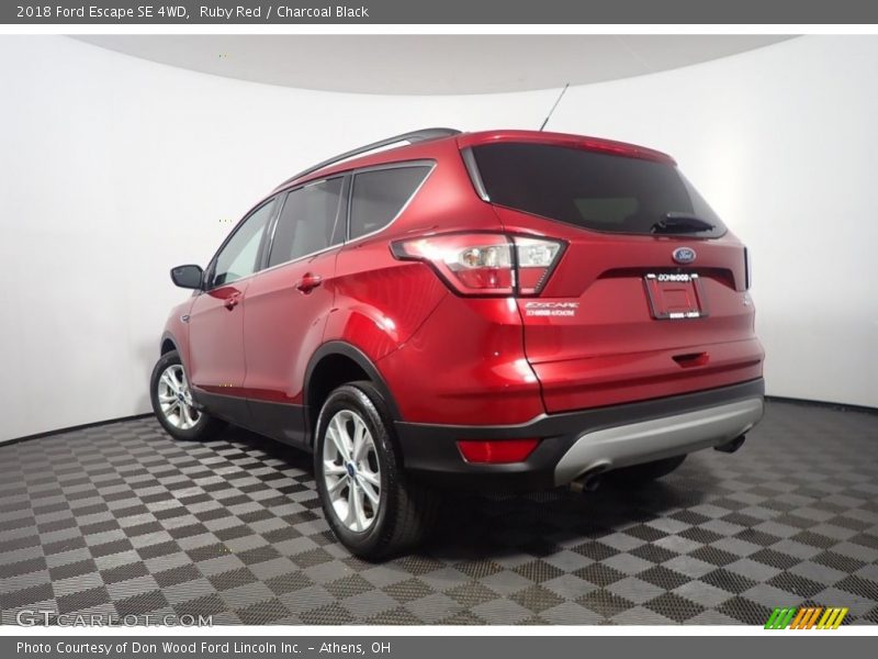 Ruby Red / Charcoal Black 2018 Ford Escape SE 4WD