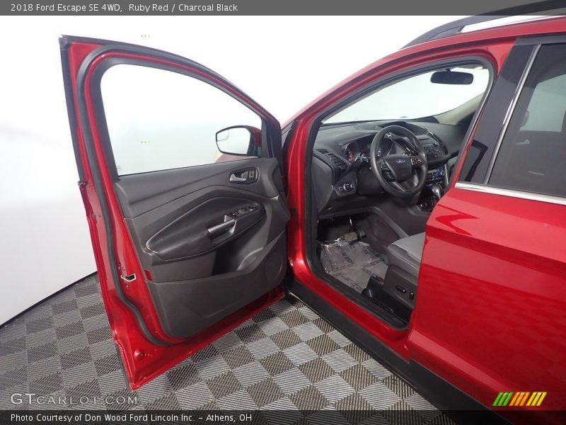 Ruby Red / Charcoal Black 2018 Ford Escape SE 4WD