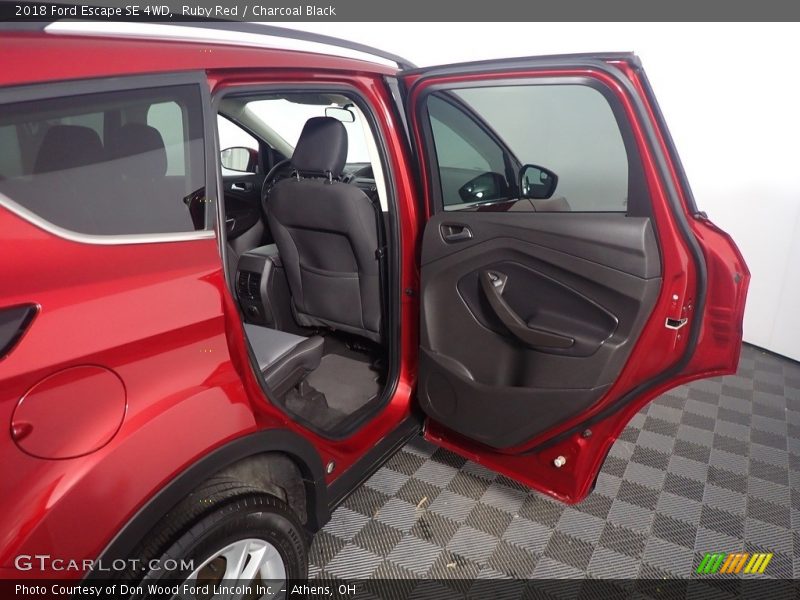 Ruby Red / Charcoal Black 2018 Ford Escape SE 4WD