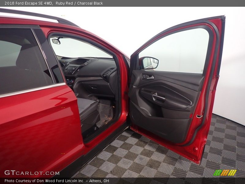 Ruby Red / Charcoal Black 2018 Ford Escape SE 4WD