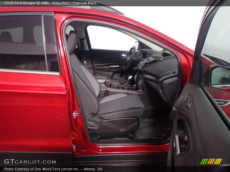 Ruby Red / Charcoal Black 2018 Ford Escape SE 4WD