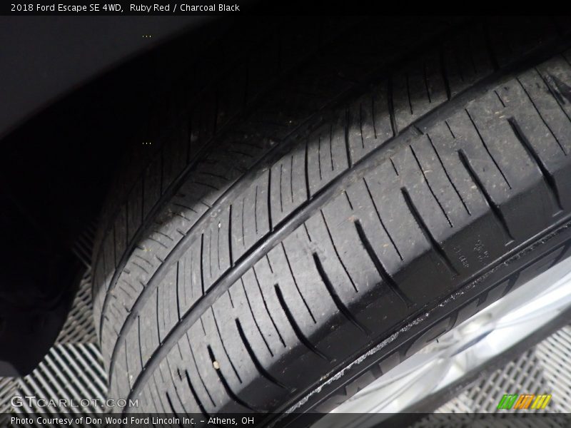 Ruby Red / Charcoal Black 2018 Ford Escape SE 4WD