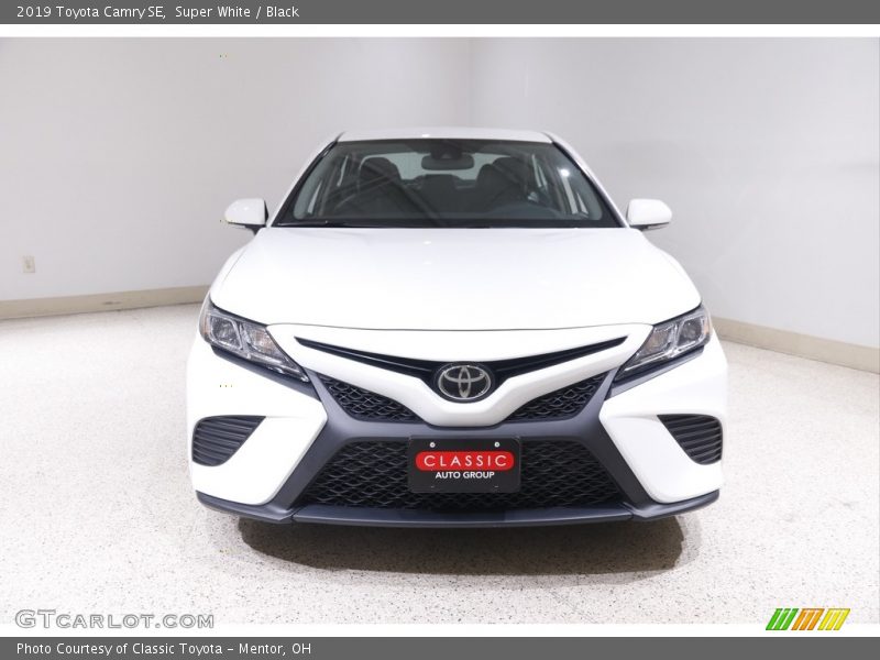 Super White / Black 2019 Toyota Camry SE