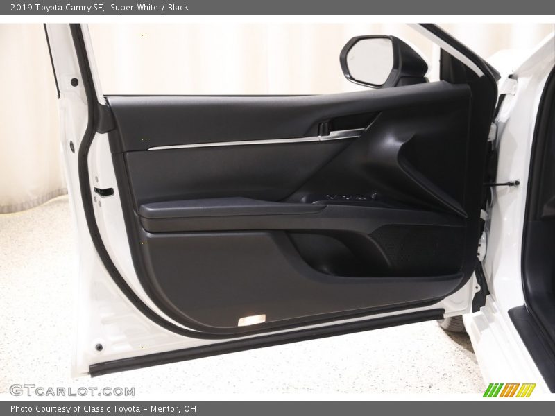 Super White / Black 2019 Toyota Camry SE