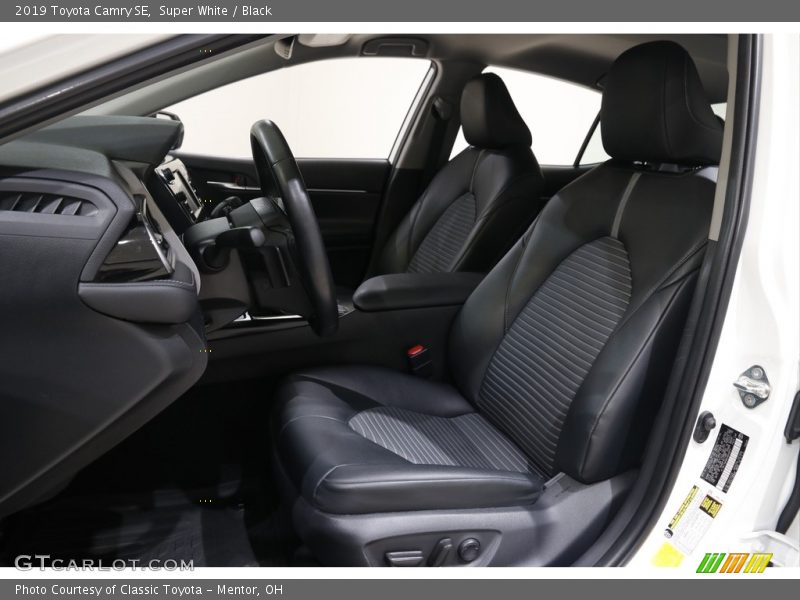 Super White / Black 2019 Toyota Camry SE
