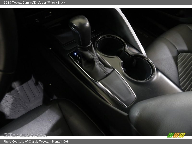 Super White / Black 2019 Toyota Camry SE