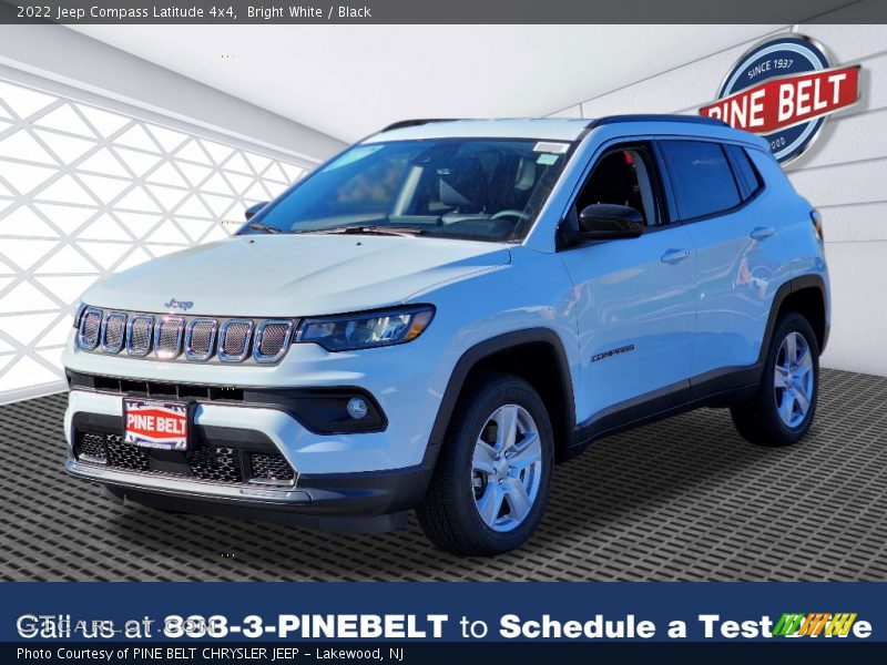 Bright White / Black 2022 Jeep Compass Latitude 4x4
