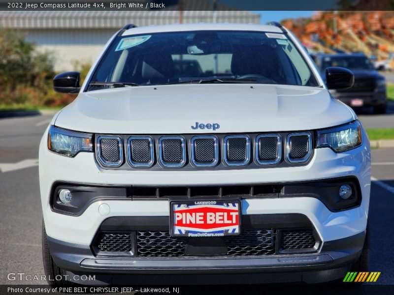 Bright White / Black 2022 Jeep Compass Latitude 4x4