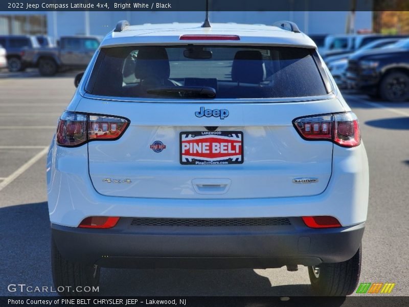 Bright White / Black 2022 Jeep Compass Latitude 4x4