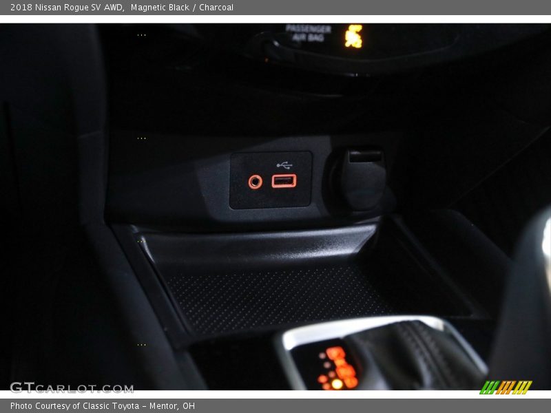 Magnetic Black / Charcoal 2018 Nissan Rogue SV AWD